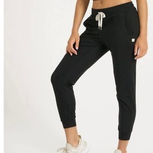 vuori performance joggers in black